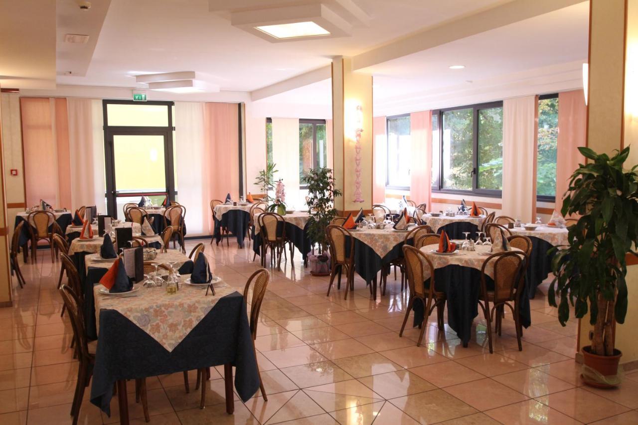Hotel Colorado Rimini Bagian luar foto