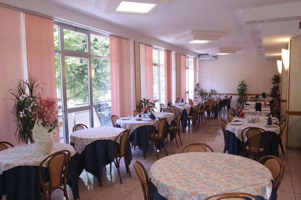 Hotel Colorado Rimini Bagian luar foto