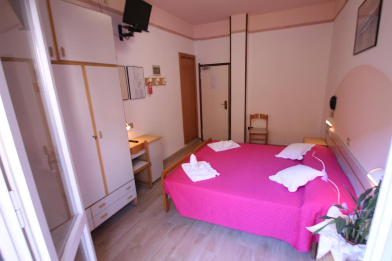 Hotel Colorado Rimini Bagian luar foto
