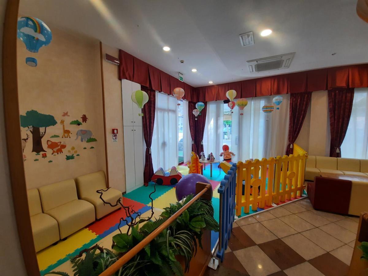 Hotel Colorado Rimini Bagian luar foto